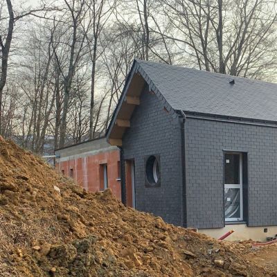 Photo de l'arrière d'une maison en construction sur les hauteurs de Bagnères-de-Bigorre - Architecte : Nathalie Ott