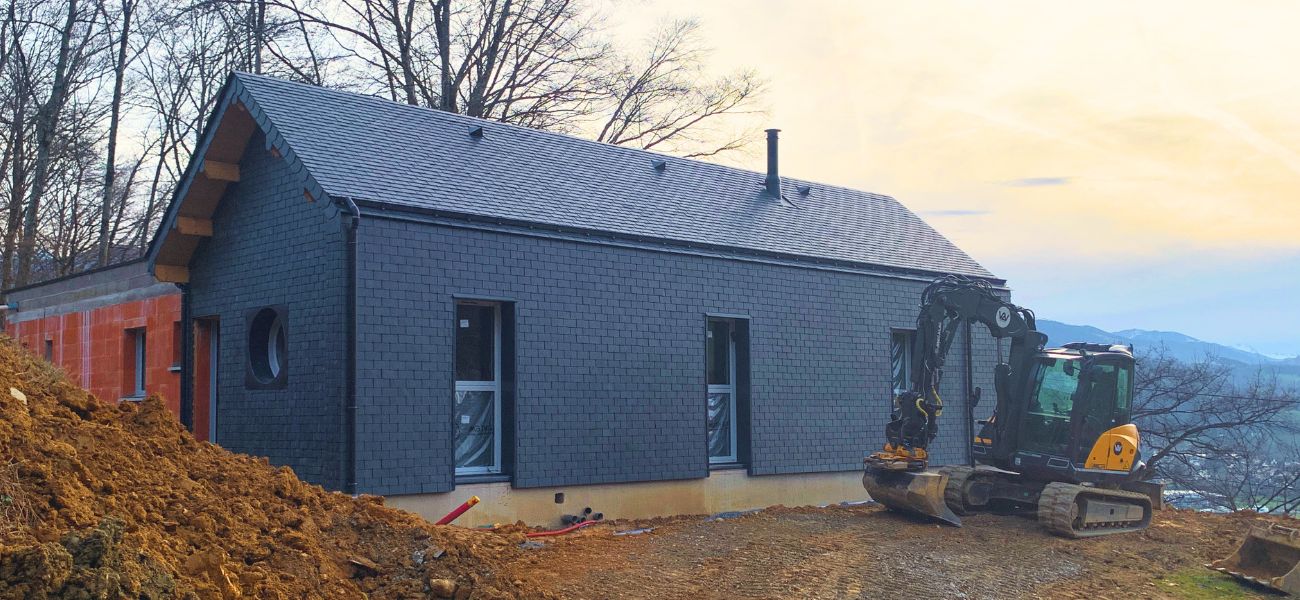 photo extérieur d'une maison en construction sur les hauteurs de Bagnères de Bigorre par l'architecte Nathalie Ott
