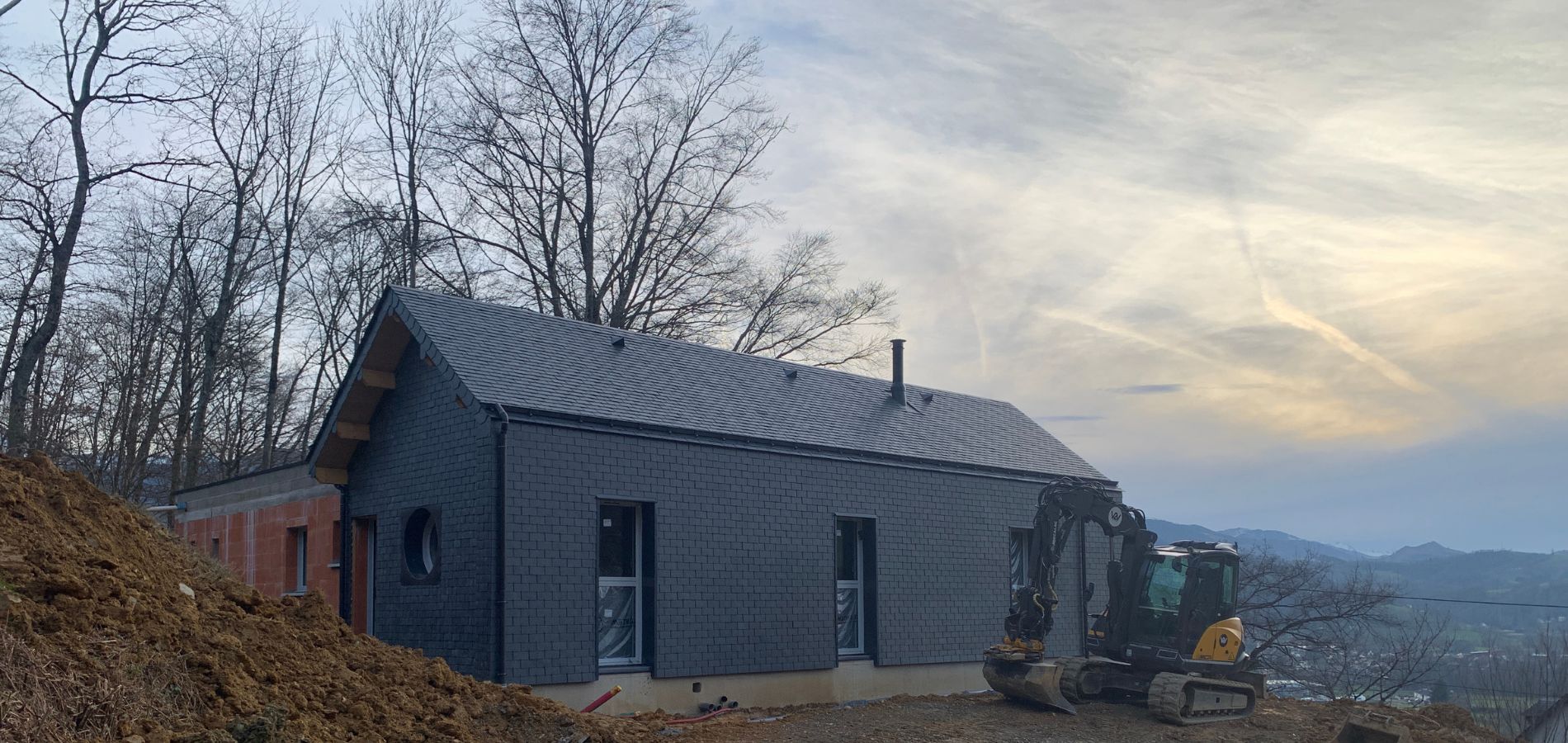 Photo de la construction d'un maison d'habitation, sur les hauteurs de Bagnères-de-Bigorre. Réalisée par l'architecte Nathalie Ott de l'Atelier Ott