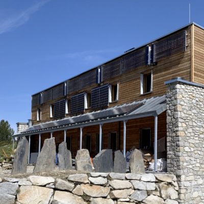 Façade du refuge d'Aygues-Cluses en 2023. Le refuge de montagne a été construit par l'Atelier Ott