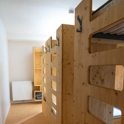Intérieur d'un dortoir du refuge - construction du refuge par l'Atelier Ott