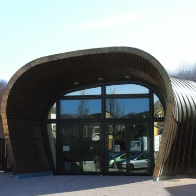 Entrée de la salle de concert Almazic à Bagnères-de-Bigorre. Batiment construit par l'architecte Nathalie Ott, de l'atelier Ott