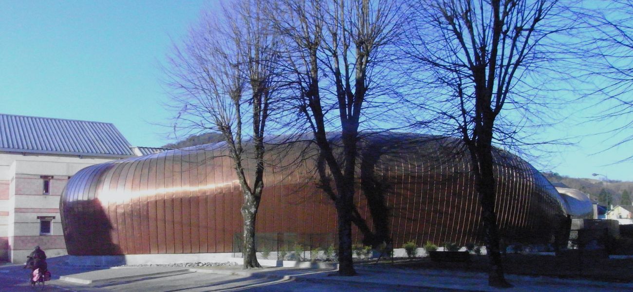 Vue extérieure de l’Almazic, salle de concert à Bagnères-de-Bigorre, après sa construction